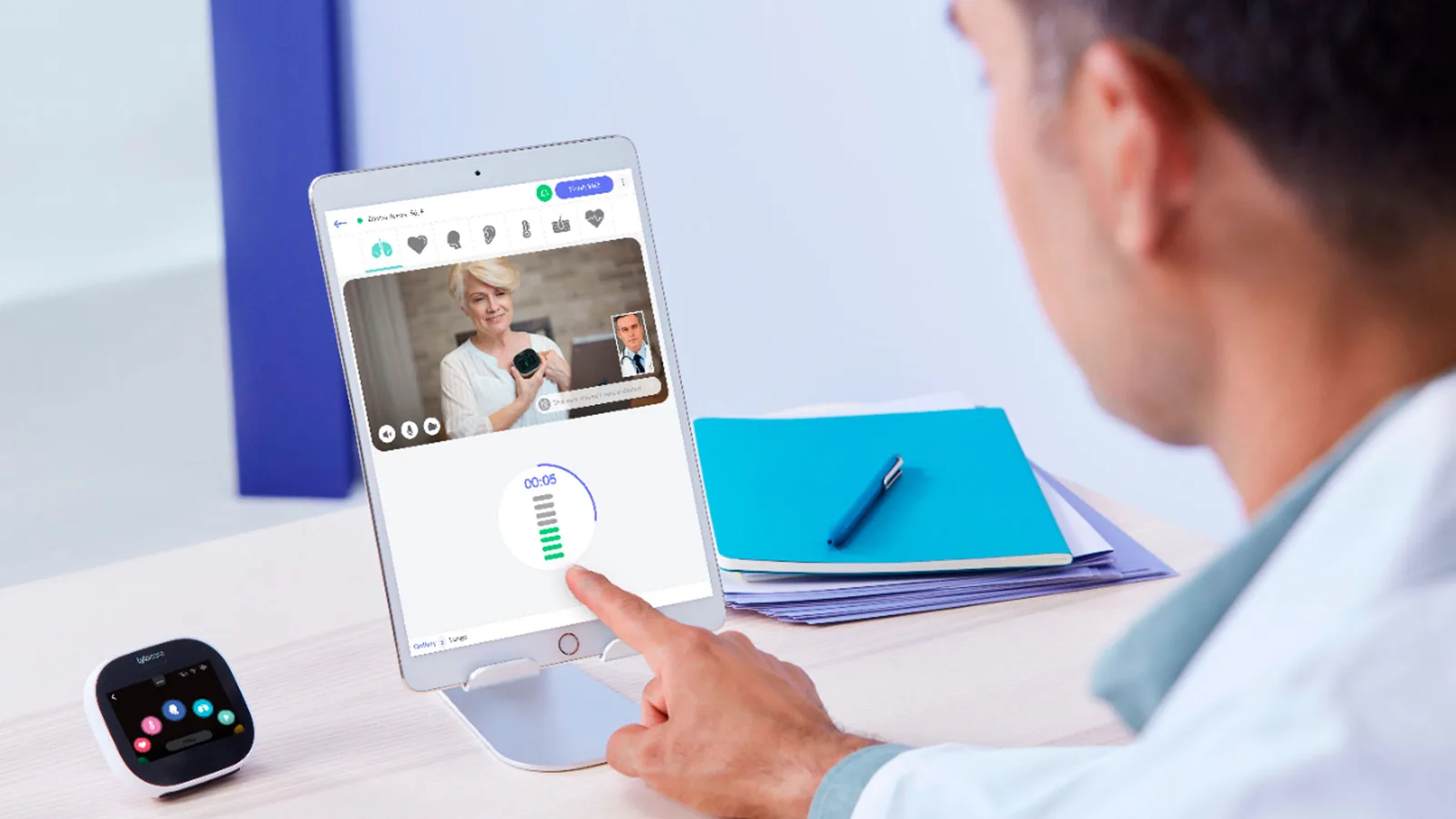 Médico utilizando una plataforma de telemedicina con examen clínico remoto y paciente conectado.
