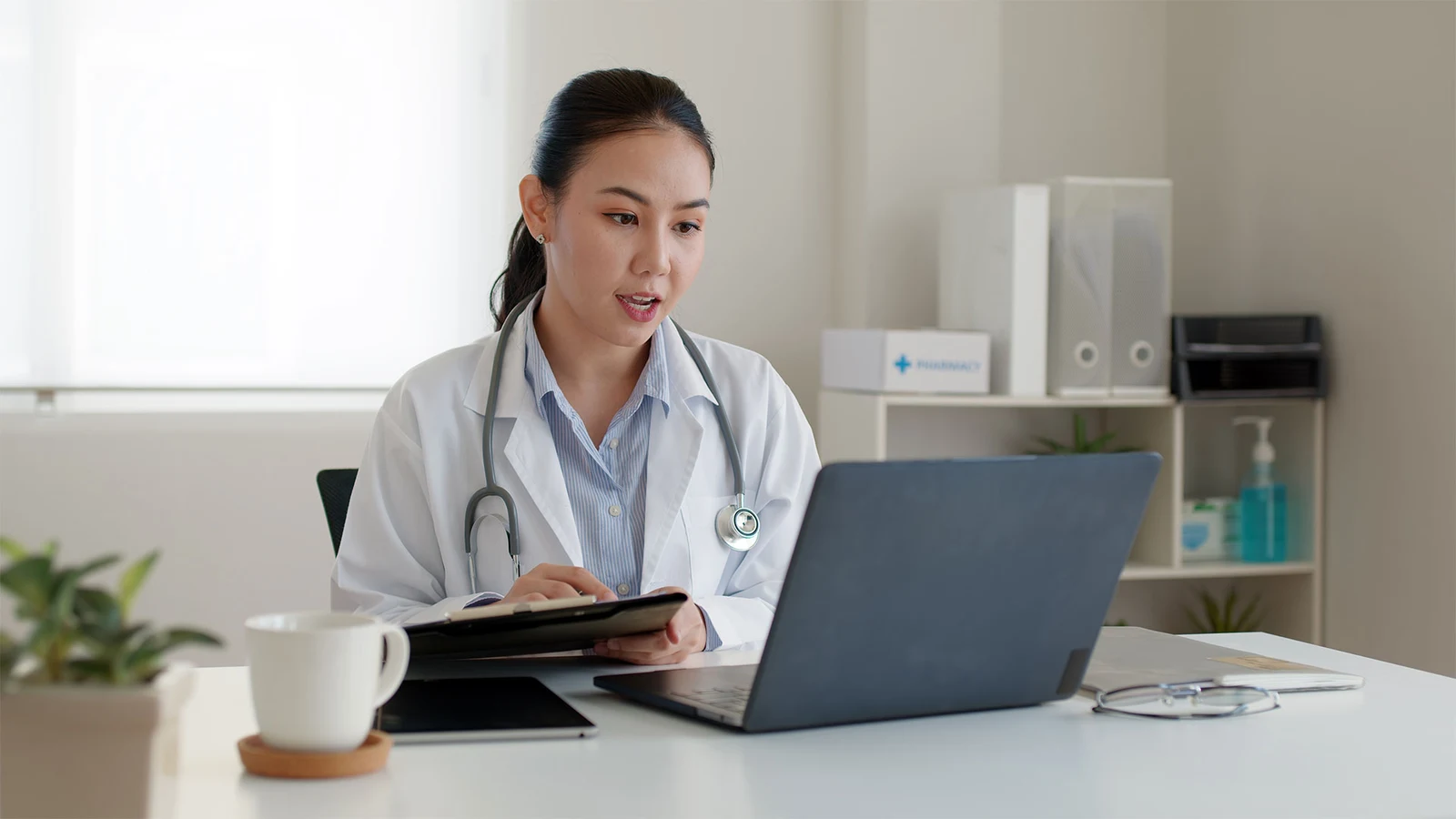 Examen remoto de garganta mediante tecnología médica conectada.
